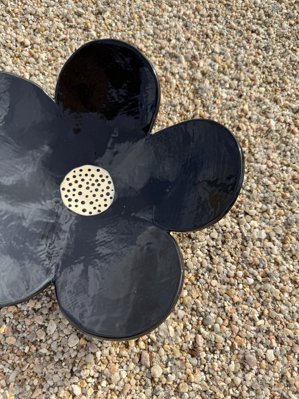 Flor negra brillante