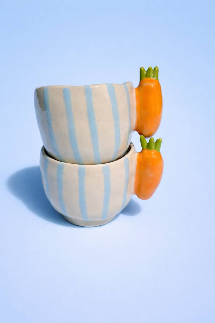 Conjunto de chávenas café entre riscas turquesa e cenoura