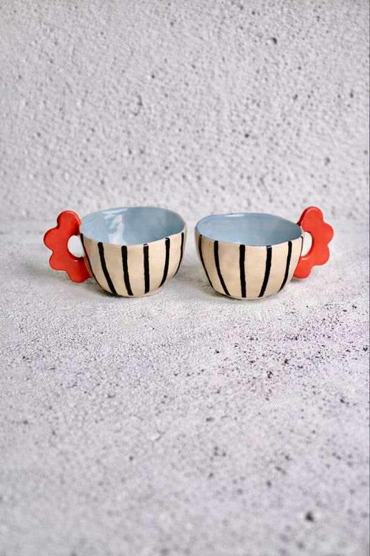 Taza flor entre rayas