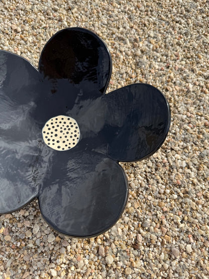 Flor negra brillante