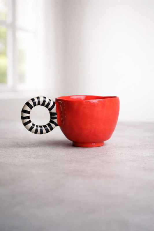 Caneca vermelha com aro entre riscas