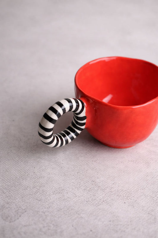 Caneca vermelha com pega às riscas. 250ml